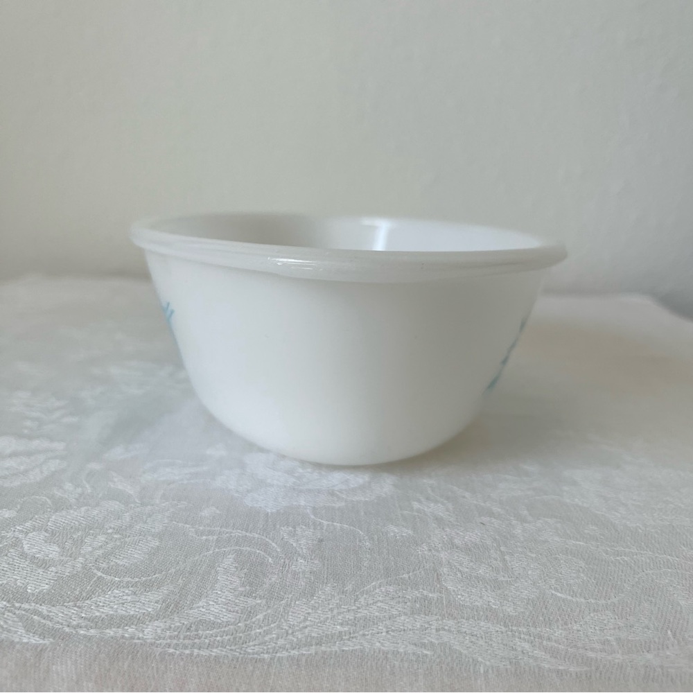 Vintage 1 QT. Glasbake White and Blue Floral Baking Casserole Dish - Picture 3 of 13